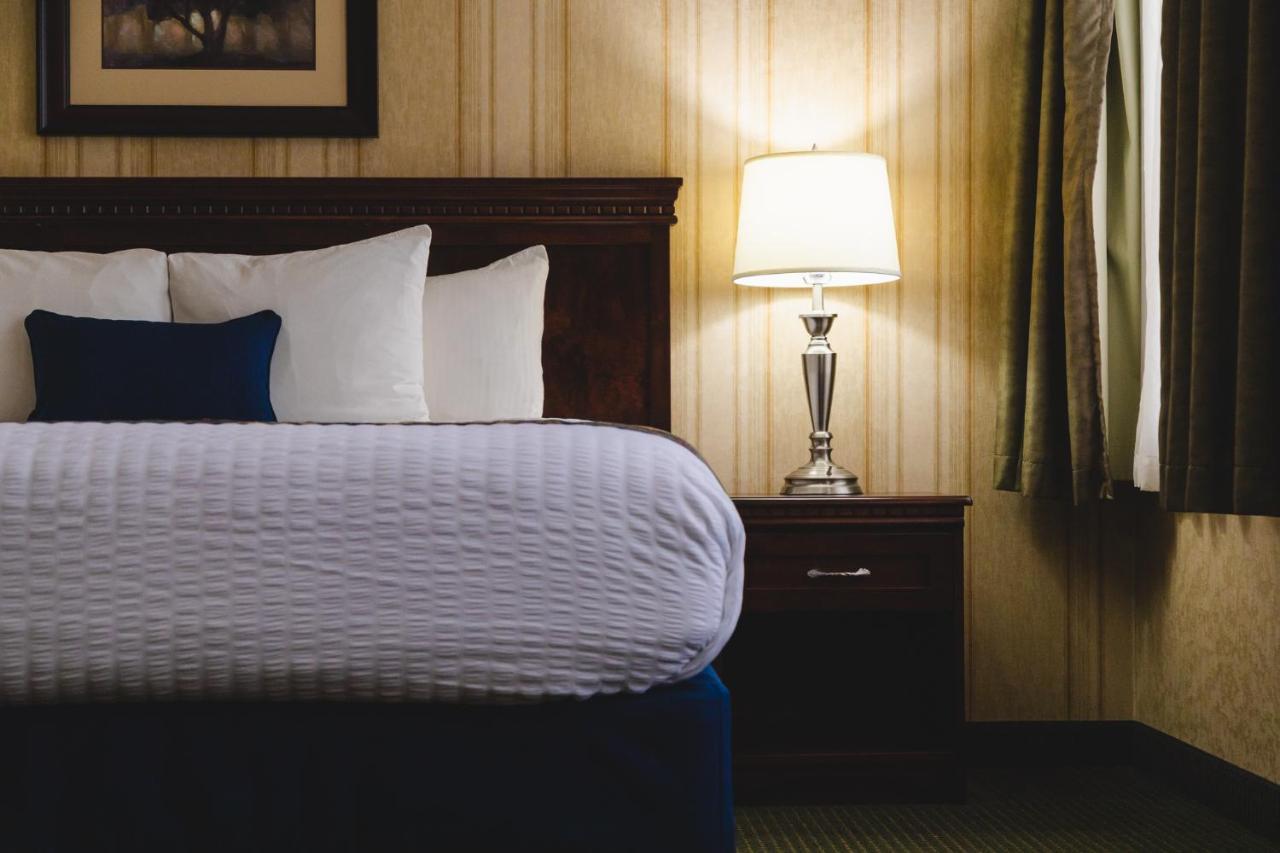 Redwood Inn & Suites Clairmont Экстерьер фото