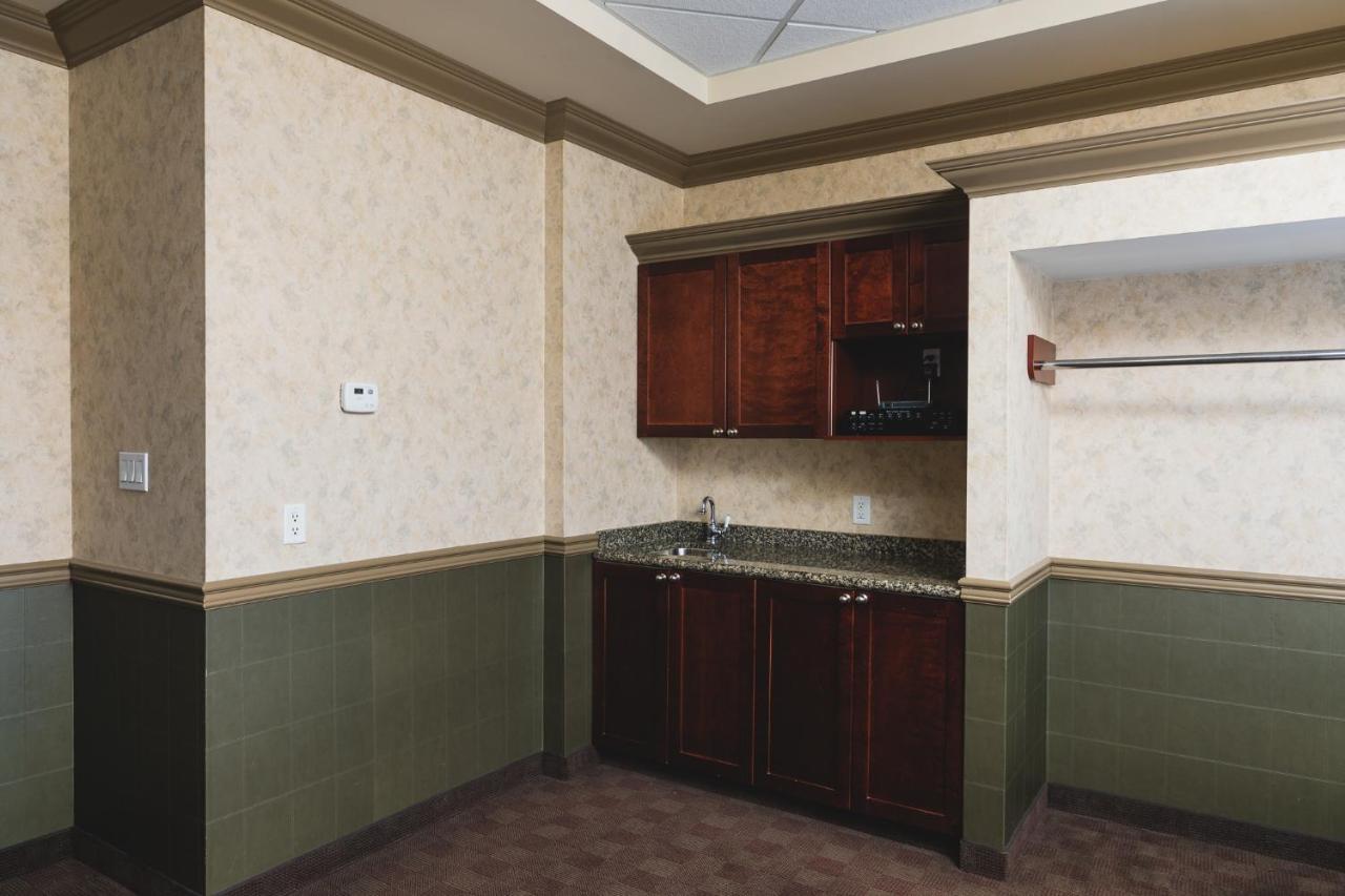 Redwood Inn & Suites Clairmont Экстерьер фото