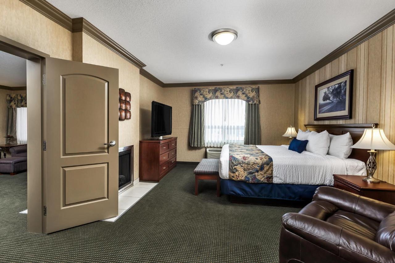 Redwood Inn & Suites Clairmont Экстерьер фото