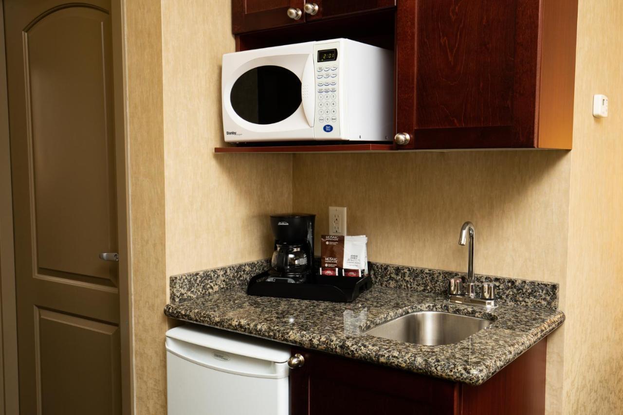 Redwood Inn & Suites Clairmont Экстерьер фото