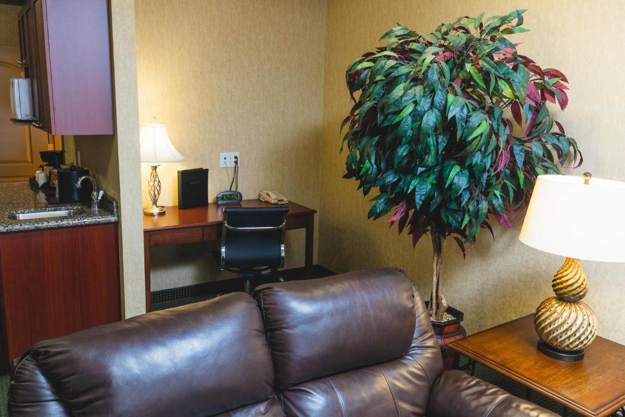 Redwood Inn & Suites Clairmont Экстерьер фото