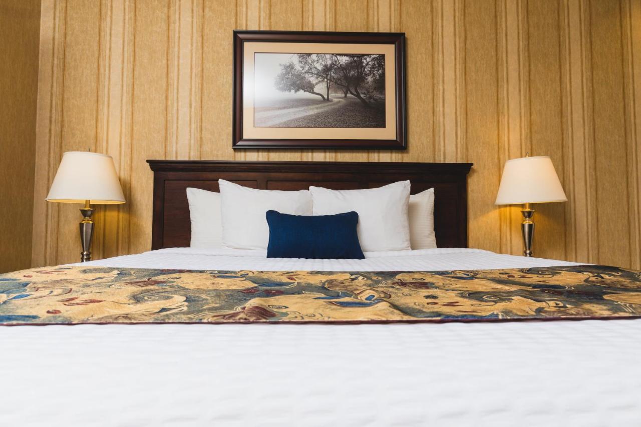 Redwood Inn & Suites Clairmont Экстерьер фото