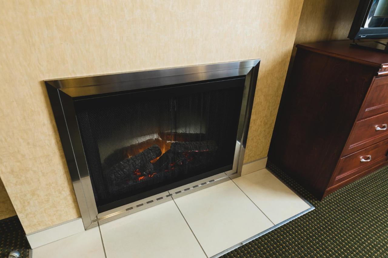 Redwood Inn & Suites Clairmont Экстерьер фото