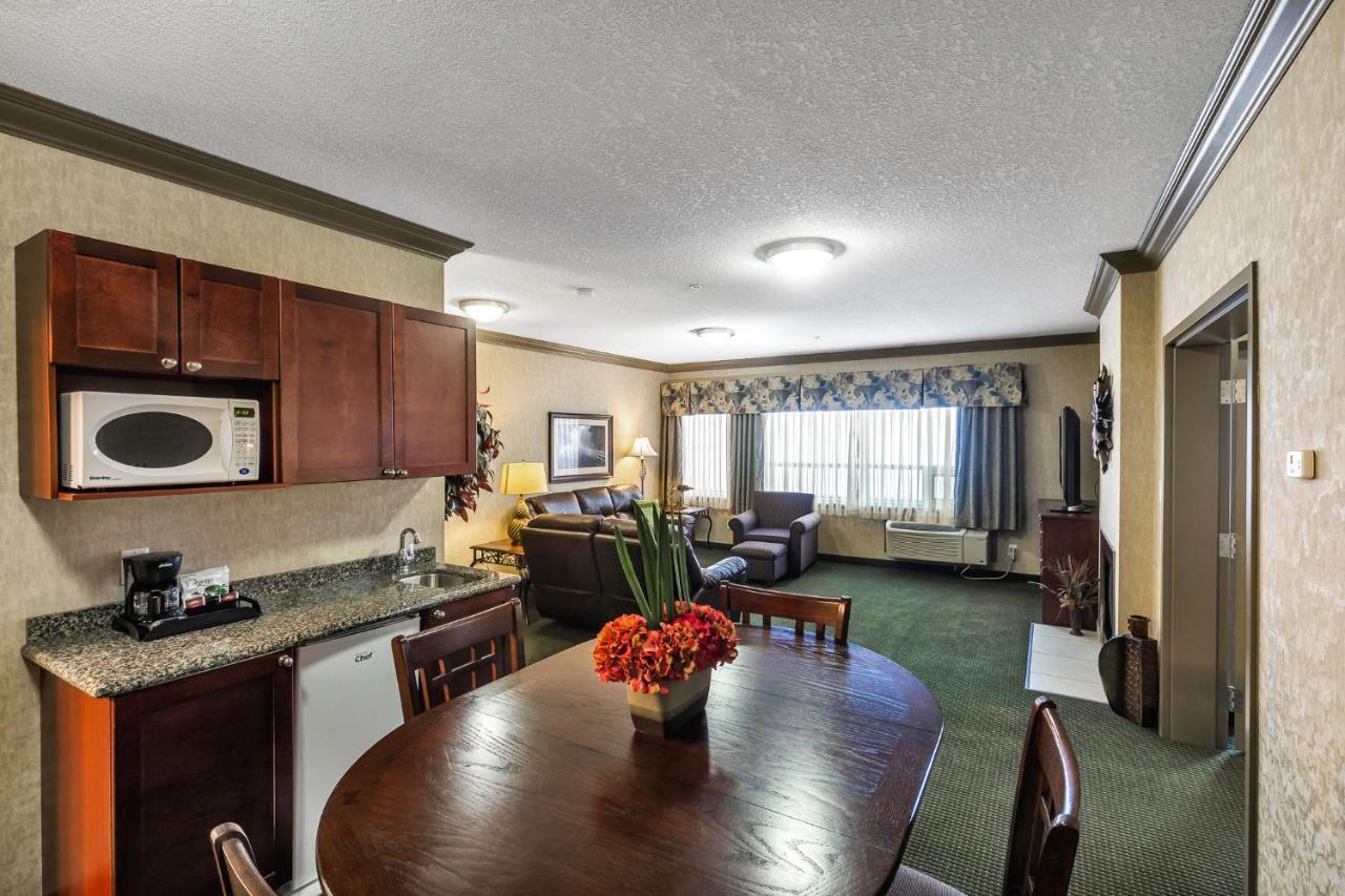 Redwood Inn & Suites Clairmont Экстерьер фото
