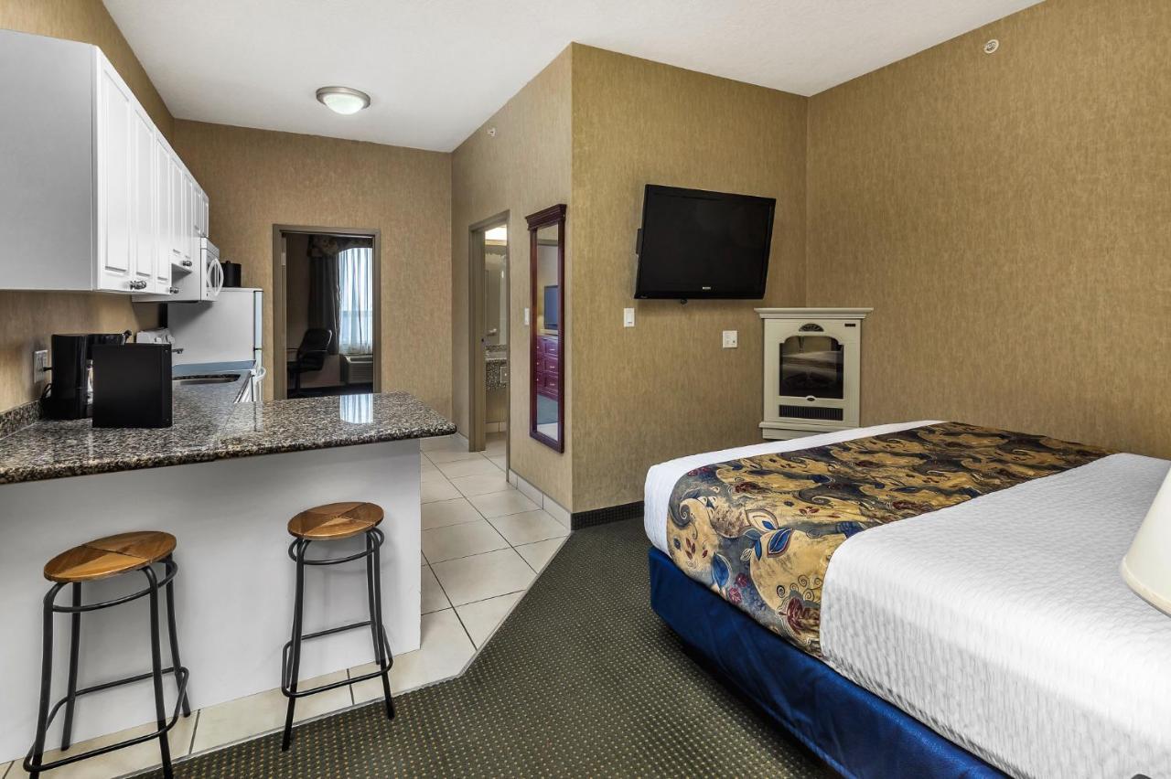 Redwood Inn & Suites Clairmont Экстерьер фото