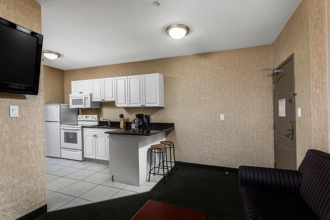 Redwood Inn & Suites Clairmont Экстерьер фото