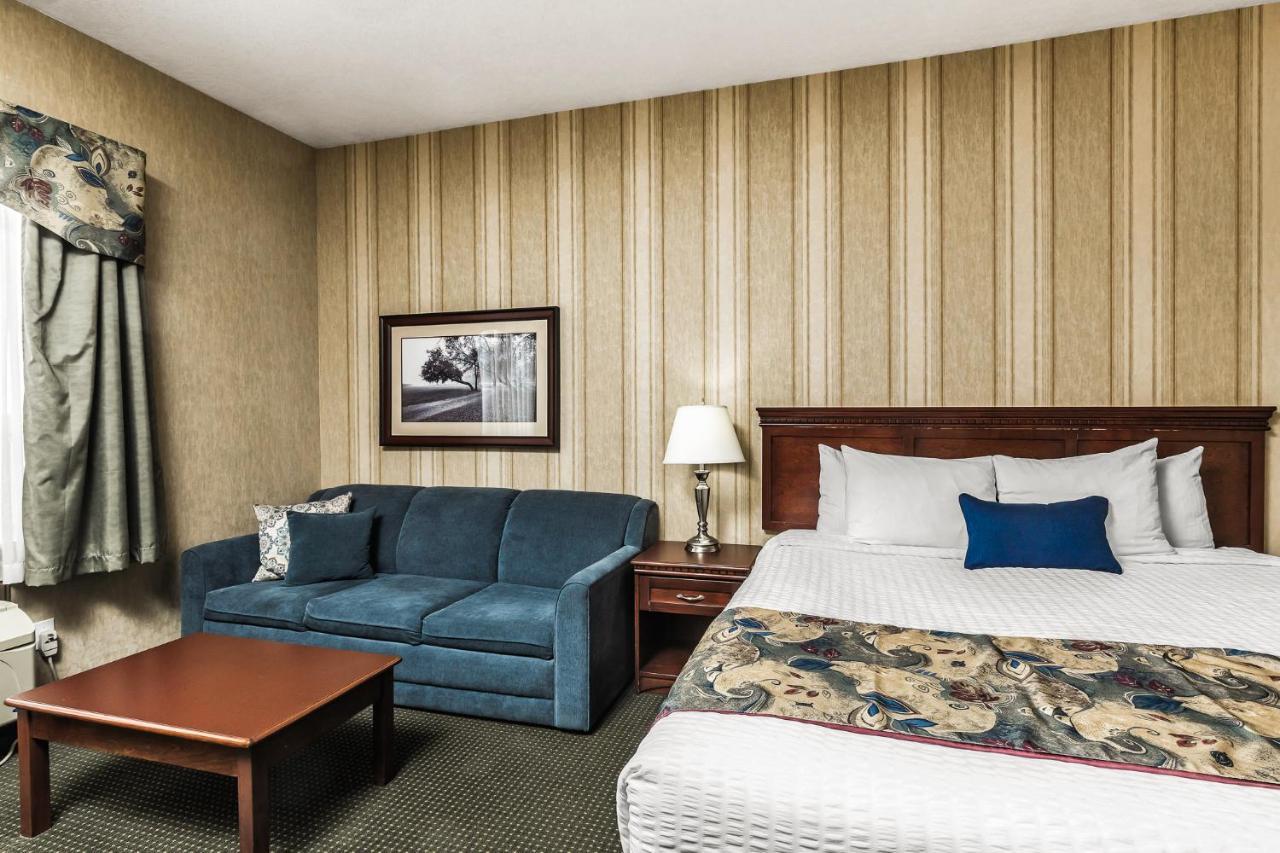 Redwood Inn & Suites Clairmont Экстерьер фото