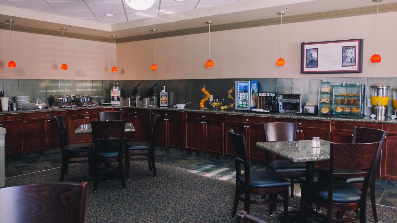 Redwood Inn & Suites Clairmont Экстерьер фото