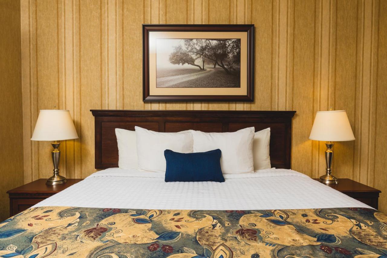 Redwood Inn & Suites Clairmont Экстерьер фото