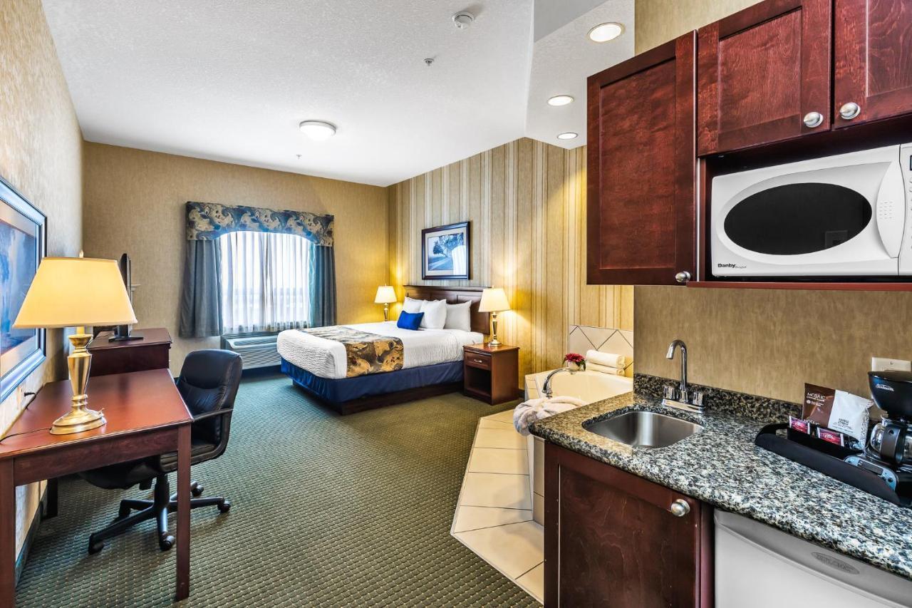 Redwood Inn & Suites Clairmont Экстерьер фото