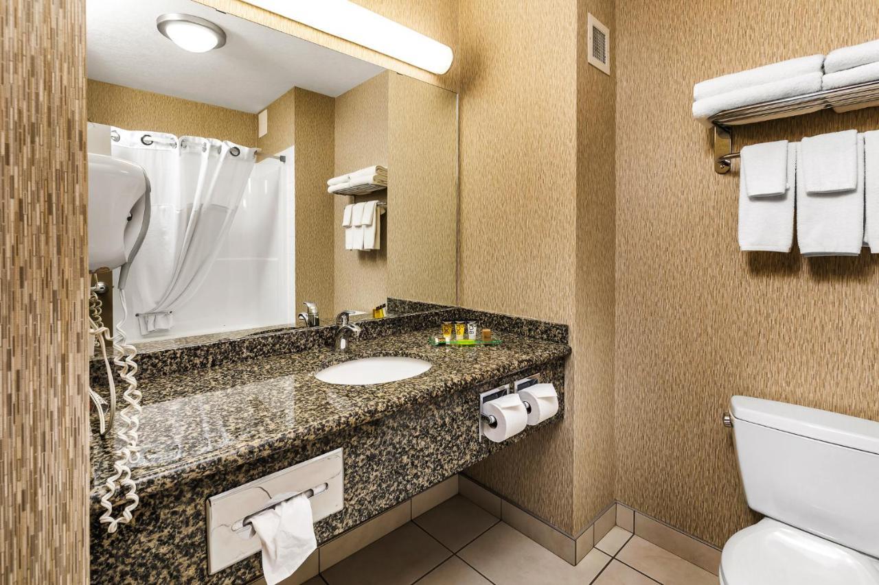 Redwood Inn & Suites Clairmont Экстерьер фото