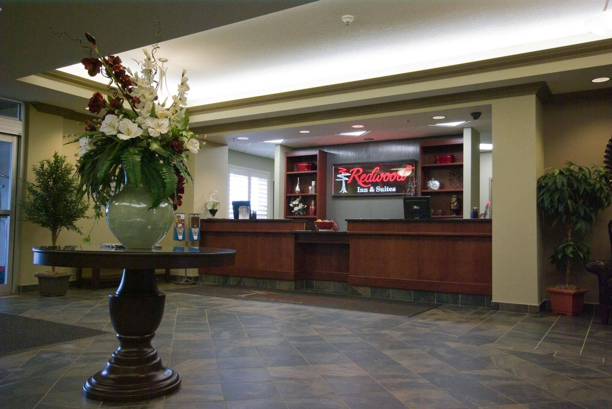 Redwood Inn & Suites Clairmont Экстерьер фото