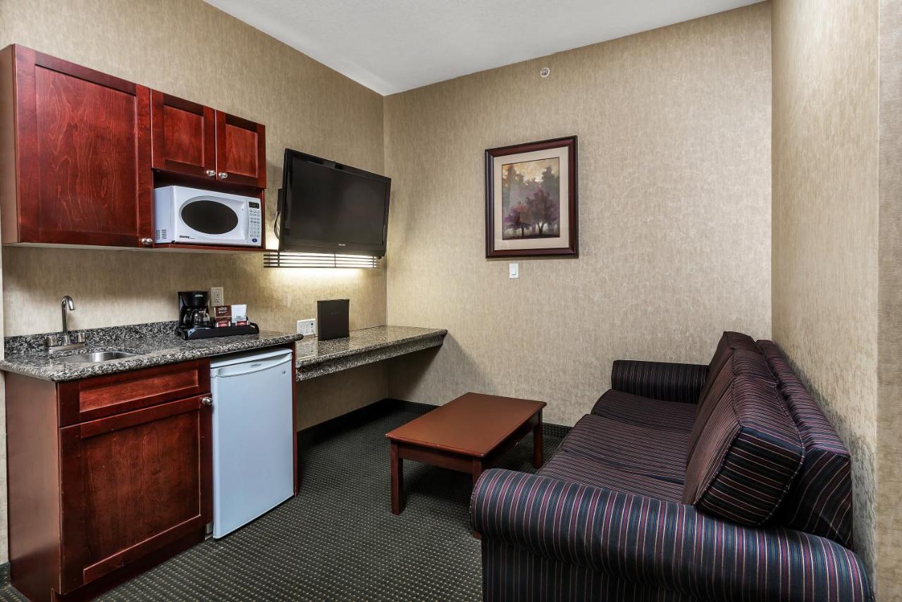 Redwood Inn & Suites Clairmont Экстерьер фото