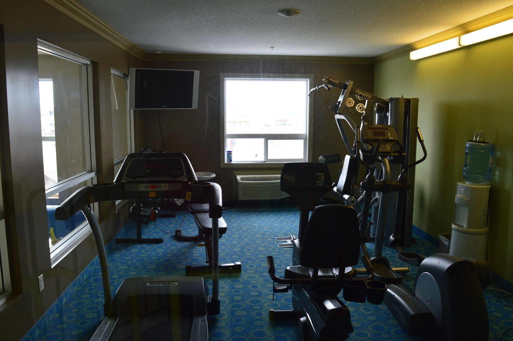 Redwood Inn & Suites Clairmont Экстерьер фото