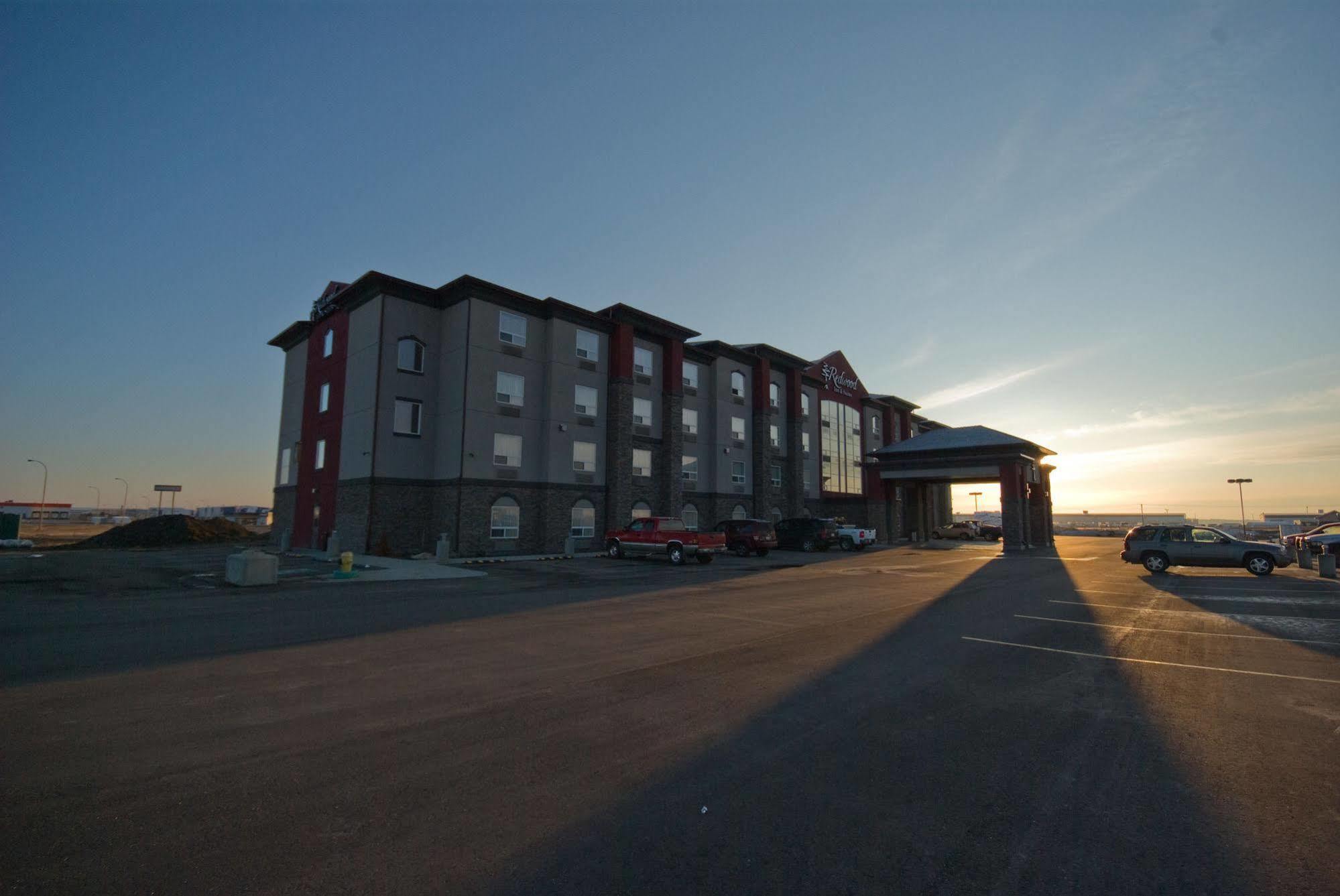 Redwood Inn & Suites Clairmont Экстерьер фото