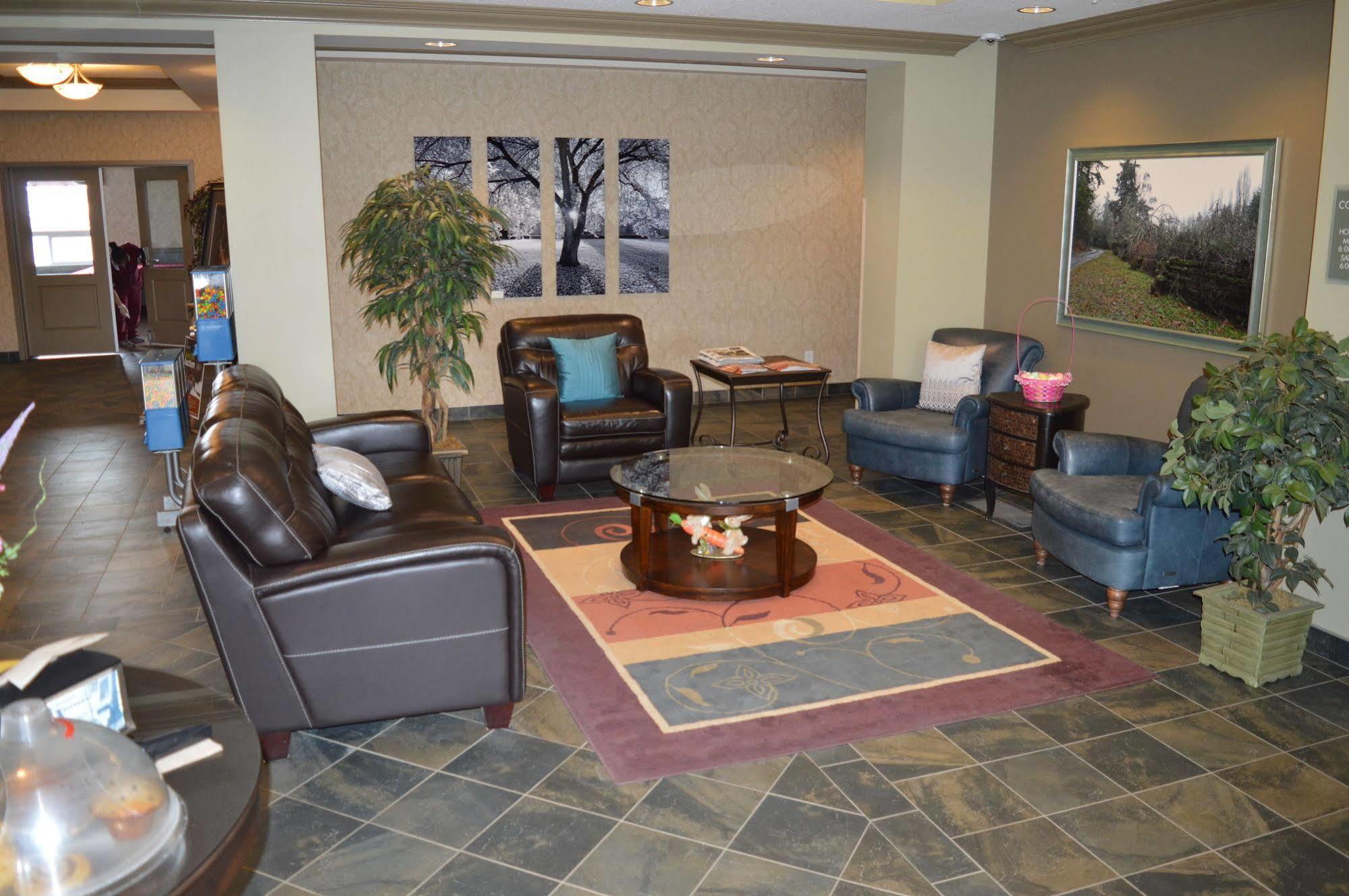 Redwood Inn & Suites Clairmont Экстерьер фото